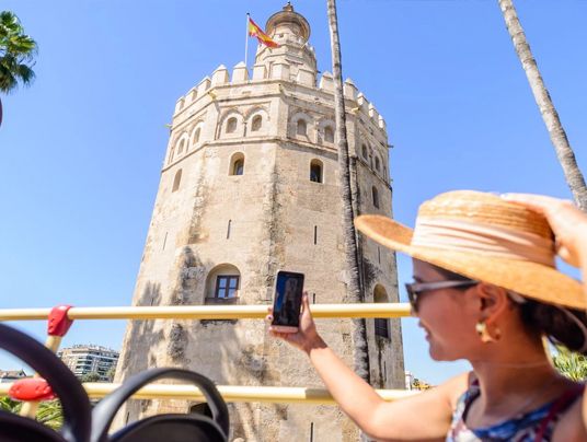 Sevilla a pie de calle: cómo combinar el Bus Turístico con nuestras mejores rutas de tapas