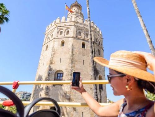 Sevilla a pie de calle: cómo combinar el Bus Turístico con nuestras mejores rutas de tapas
